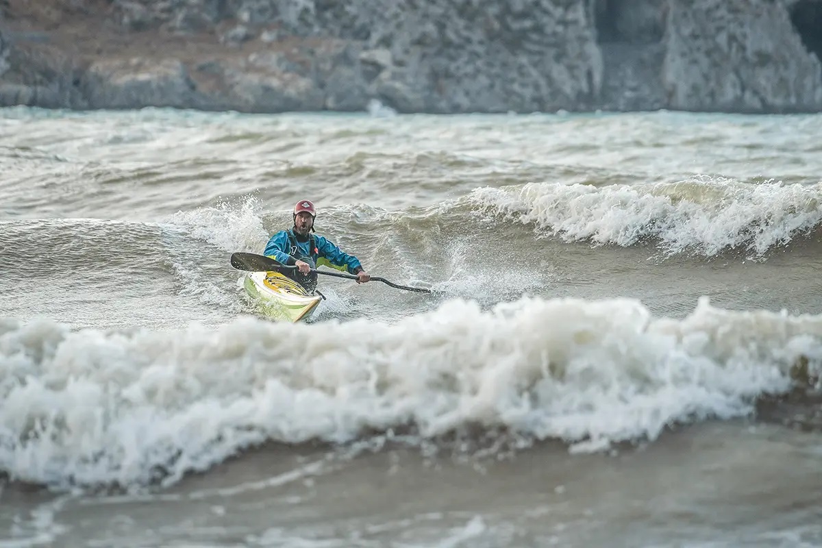 Seekajakfahrer zwischen Wellen